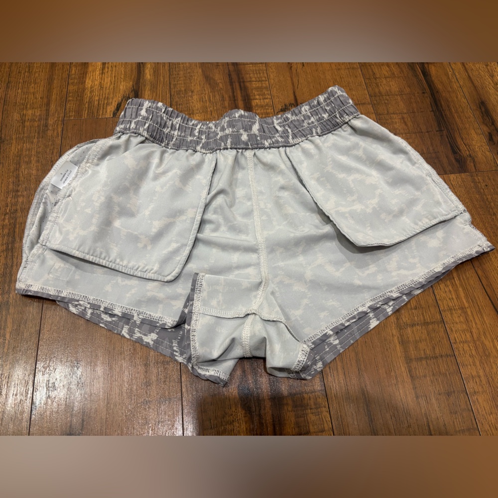Vuori Dash Shorts in Opal Spots Gray White Women’s Small - Picture 9 of 13